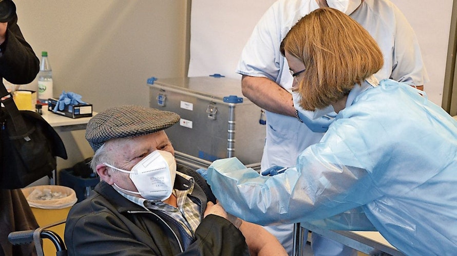 Impfen im Landkreis: In Lastrup ging es im Januar los. Über 350 Senioren ließen sich bereitwillig piksen.   Foto: G. Meyer