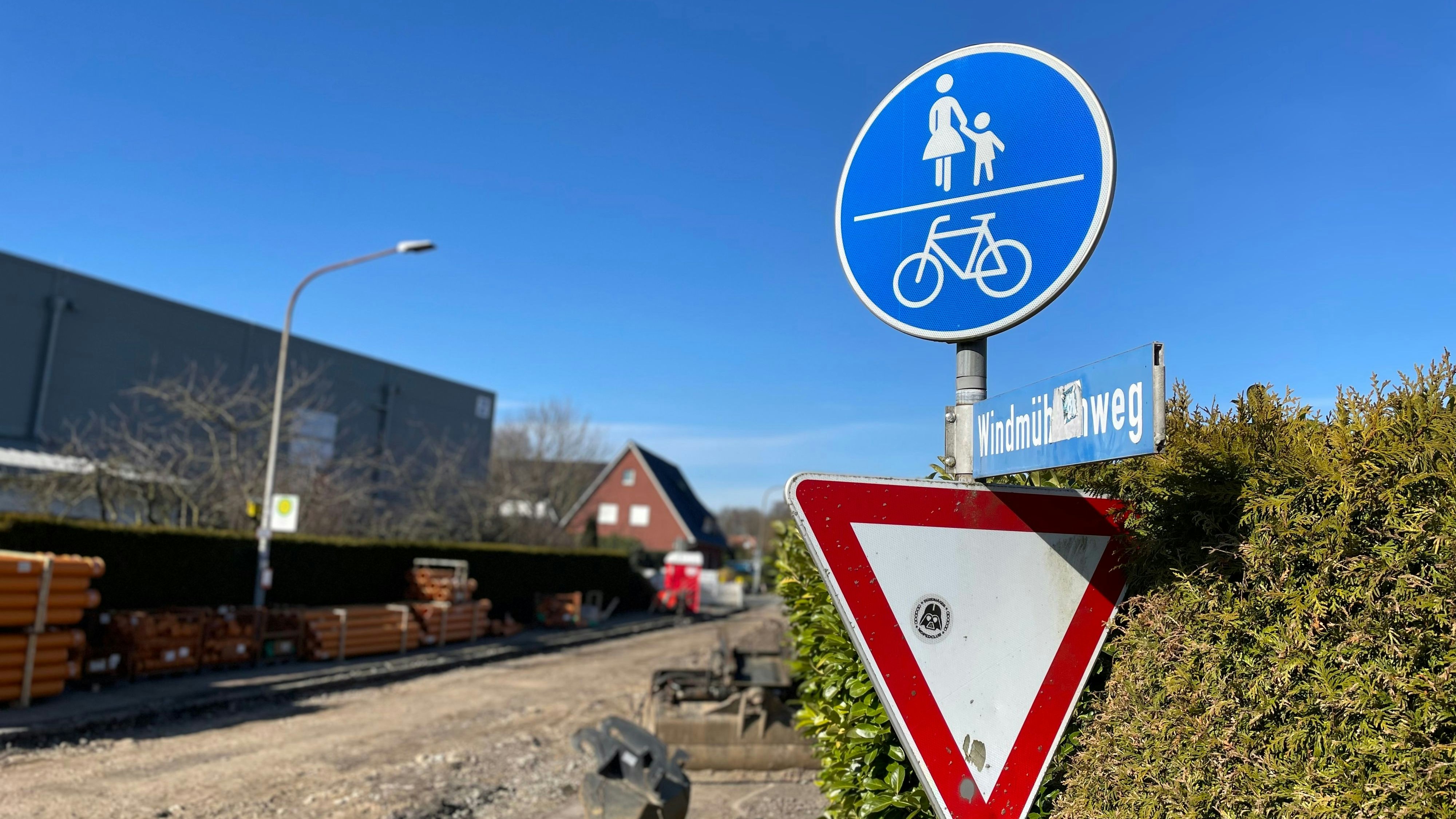 Kommt weg: Das kombinierte Gehweg/Radweg-Schild muss ersetzt werden. Damit werden auch Anliegerbeiträge fällig. Foto: G. Meyer