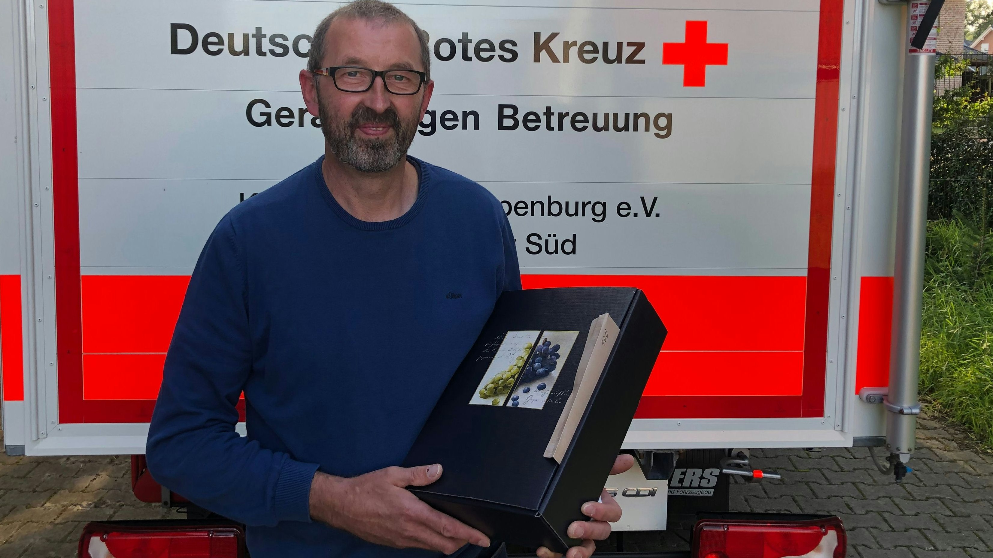 Alter Hase: Hubert Stadtsholte spendete zum 100. Mal Blut und bekam dafür ein kleines Dankeschön. Foto: Niehaus