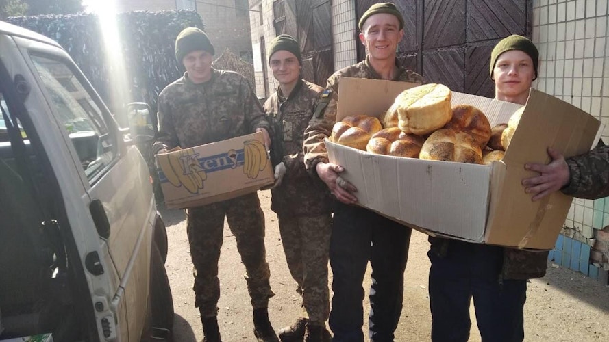 In Nedoboevy in der Region Tschernovizkaya im Südwesten der Ukraine packen Ivan Hutsul und die Mitglieder der Gemeinde Lebensmittelpakete. Foto: Hutsul