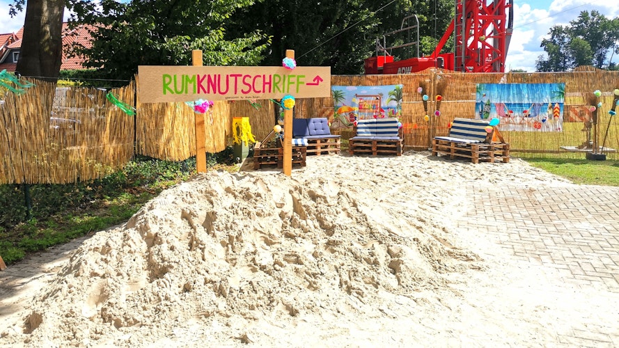 Das richtige Ambiente: Für die Beach-Party wurde das Außengelände des Dorfgemeinschaftshauses hergerichtet. Foto: Assmann