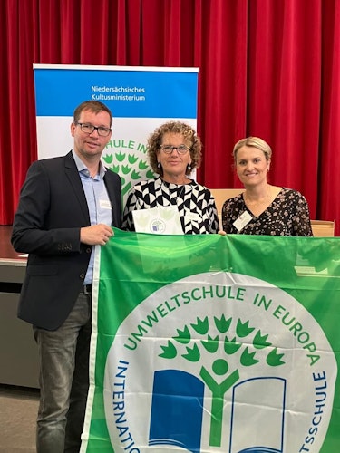 Das Schulwald-Projekt verzeichnet erneut einen Erfolg: Simone Hallmann (von rechts) überreicht die Auszeichnung an Rektorin Petra Hensen und Fachlehrer Markus Schulte.