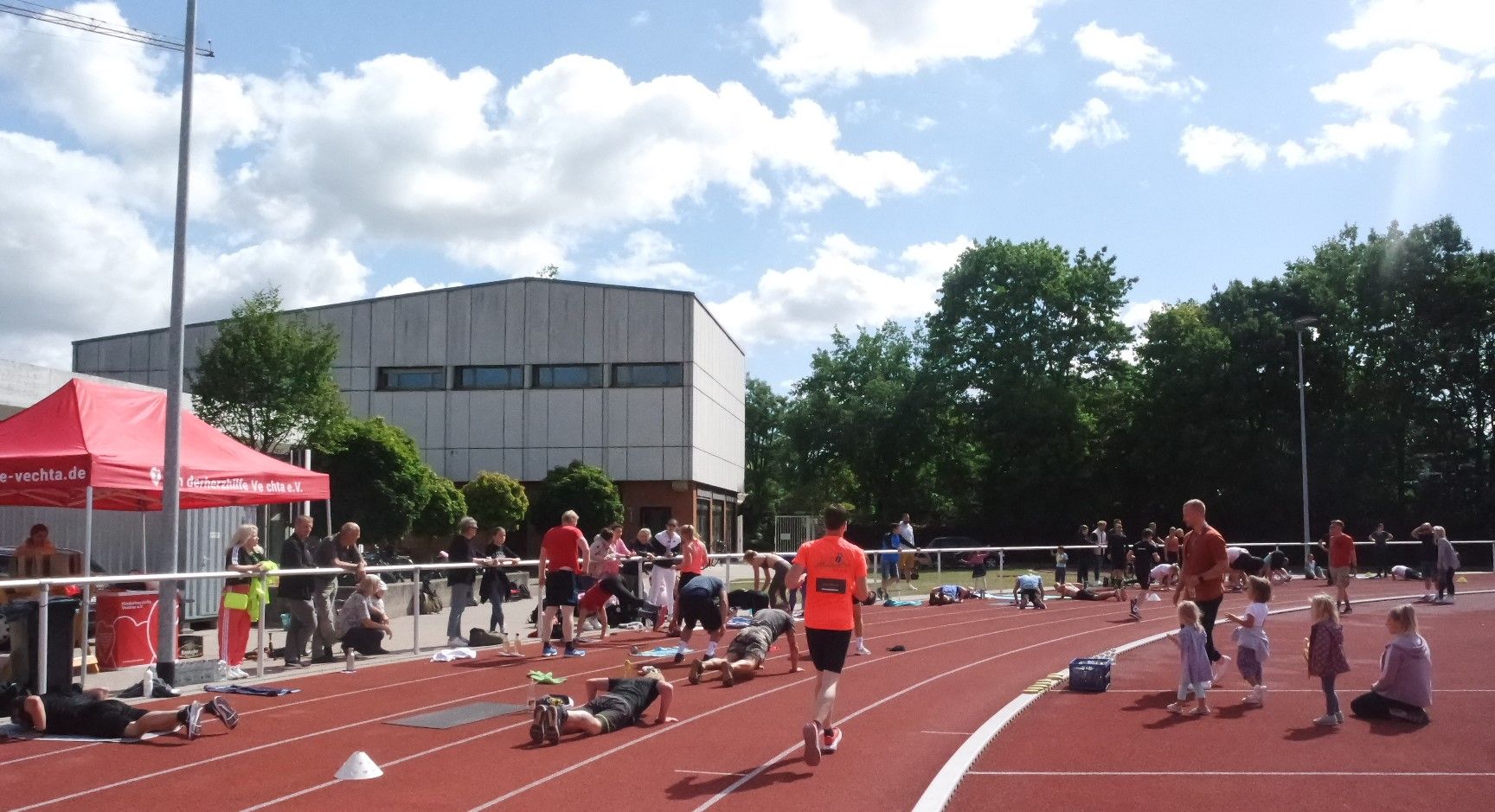 Das Workout auf dem Sportplatz der Universität Vechta hatte es in sich: Die Teilnehmer mussten auf der 8 Kilometer langen Laufstrecke insgesamt 210 Burpees&nbsp;absolvieren. Foto: Dase