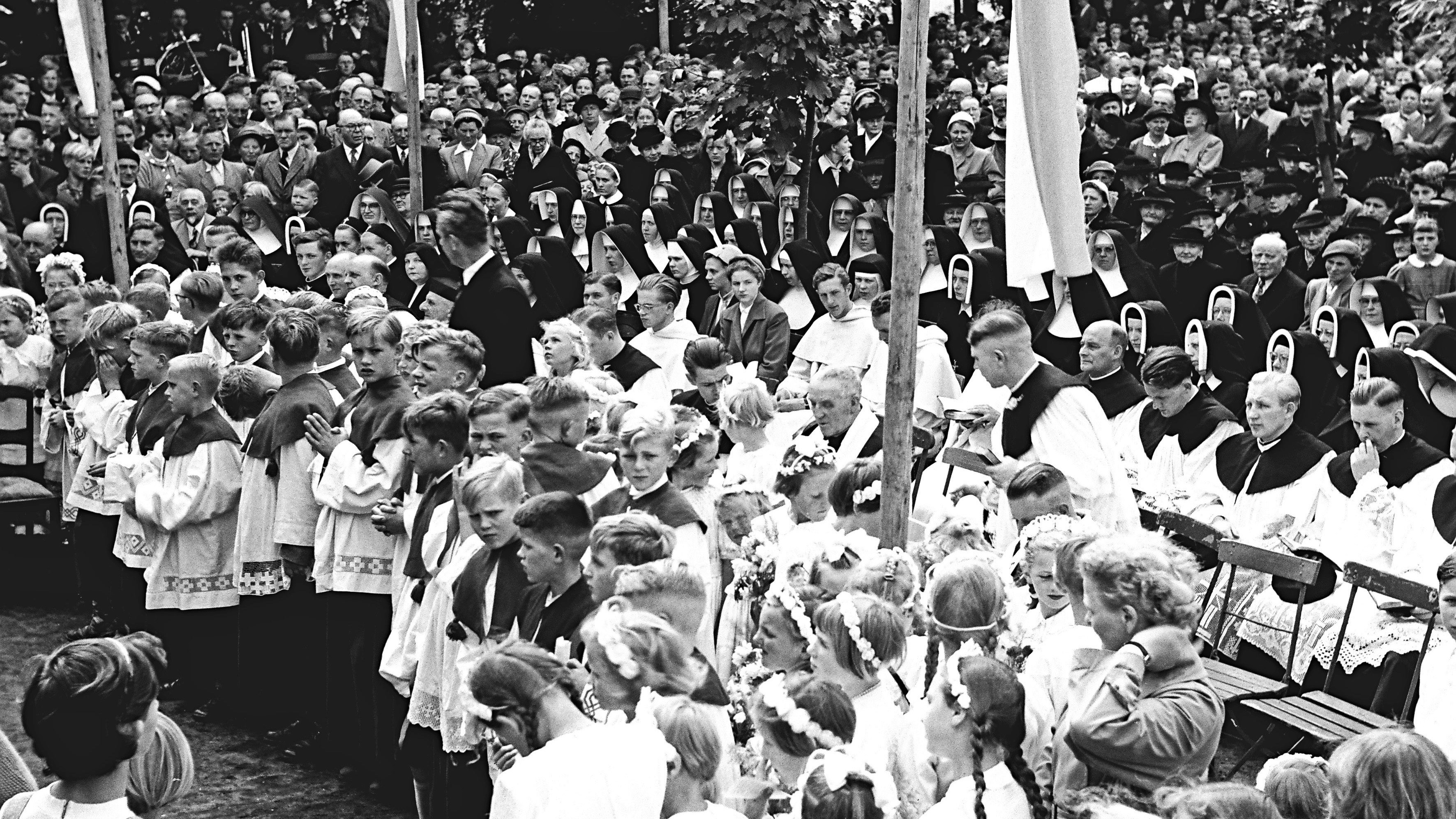 Als die katholische Kirche noch ein Publikumsmagnet war: eine Impression vom St.-Anna-Tag in Lohne im Jahr 1956. Foto: Stadtmedienarchiv des Heimatvereins Lohne