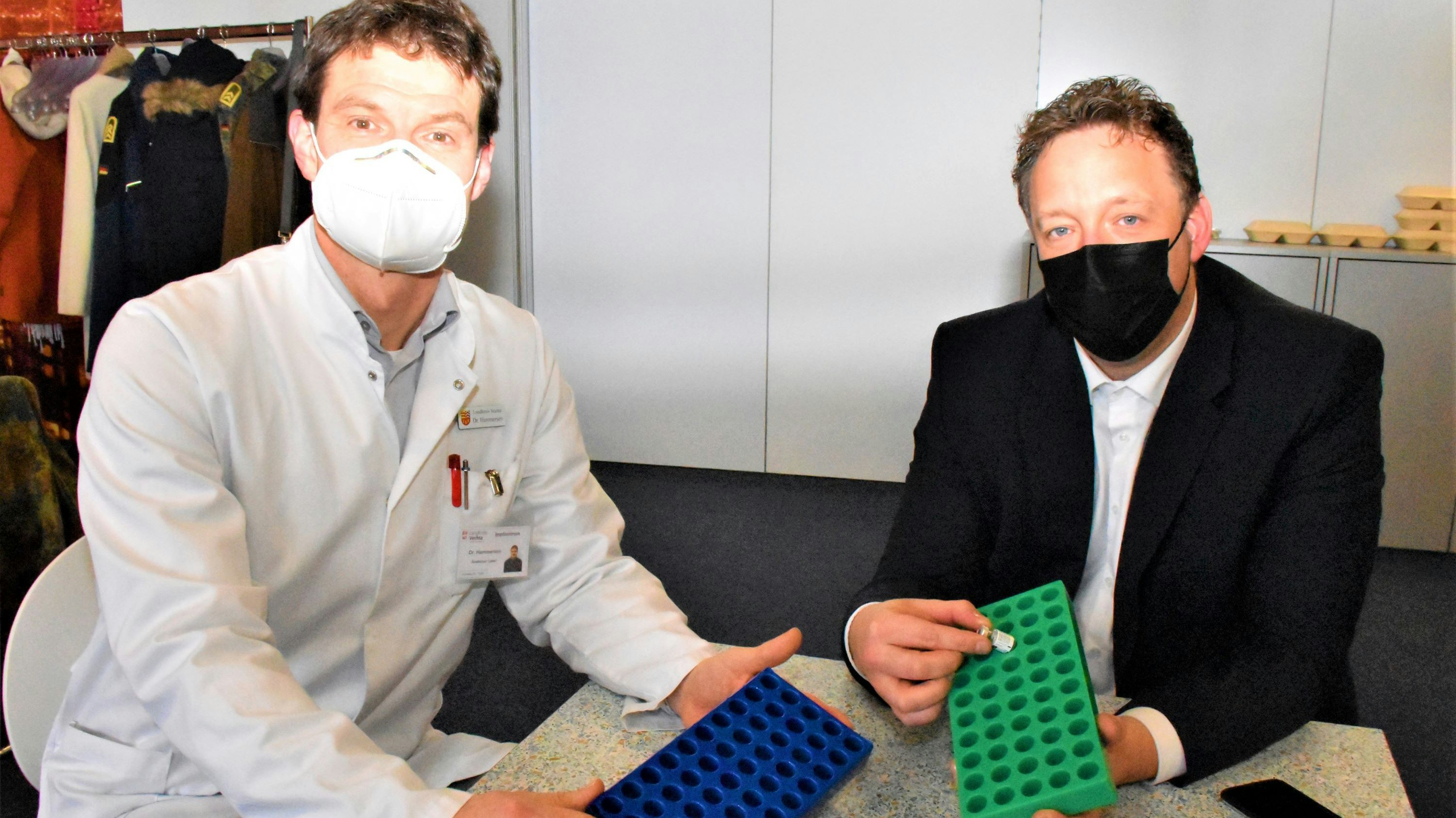 Neue Halterungen für den Biontech-Corona-Impfstoff: Dr. Frank Hammersen (links) mit der nicht passenden Minipalette und Christian Ewald mit der passenden Halterung. Foto: Kühn