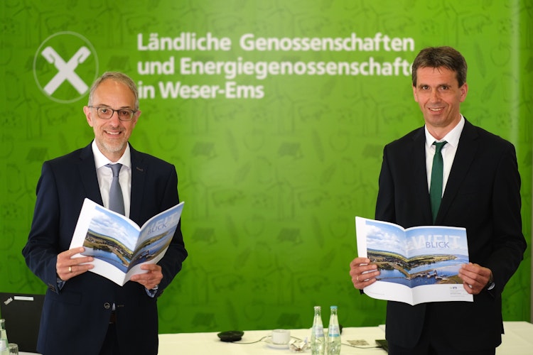 Die Direktoren des Genossenschaftsverbandes Weser-Ems, Axel Schwengels (links) und Johannes Freundlieb, mit dem Geschäftsbericht für das Jahr 2020. Foto: Hibbeler