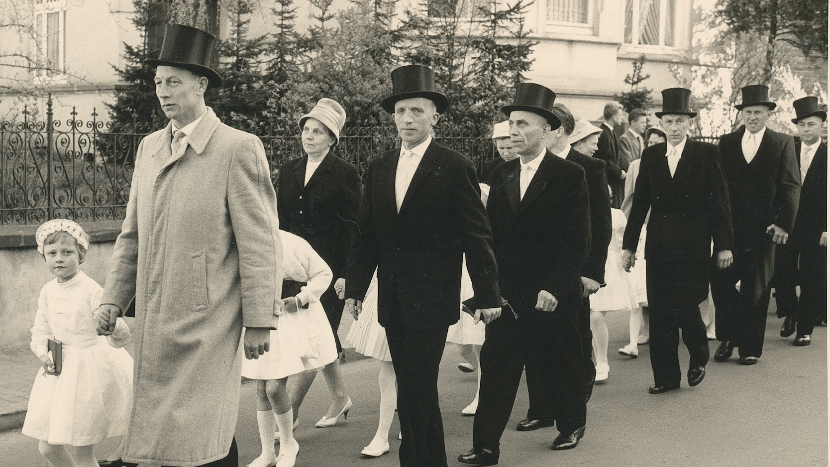 Diese Kopfbedeckung gehörte dazu: Bei der Erstkommunion 1961 in Lohne trugen die Väter Zylinderhüte.  Foto Stadtmedienarchiv