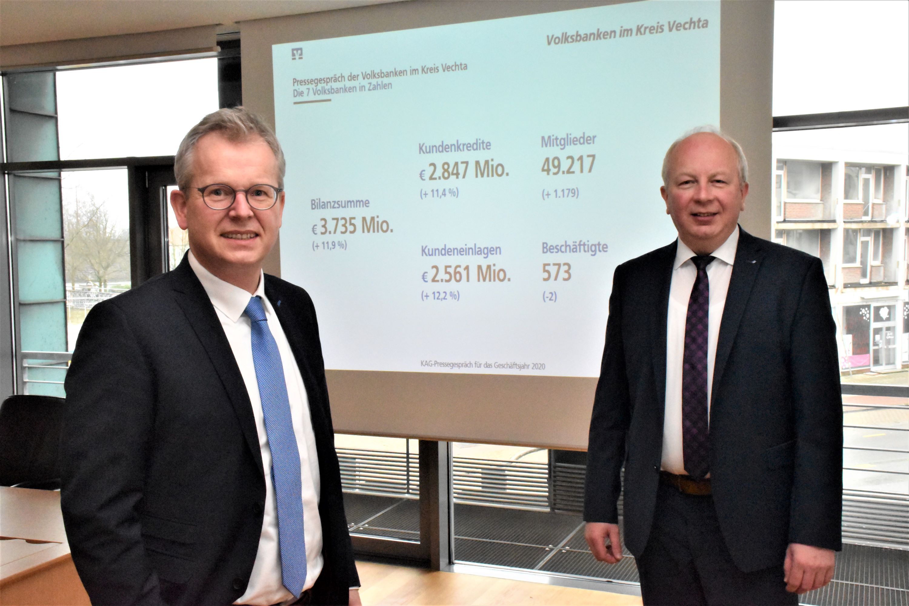 Die Volksbanken im Kreis machen noch gute Geschäfte wissen Dr. Martin Kühling (links, Volksbank Vechta) und Thomas gr. Klönne (Volksbank Dammer Berge). Foto: Kühn