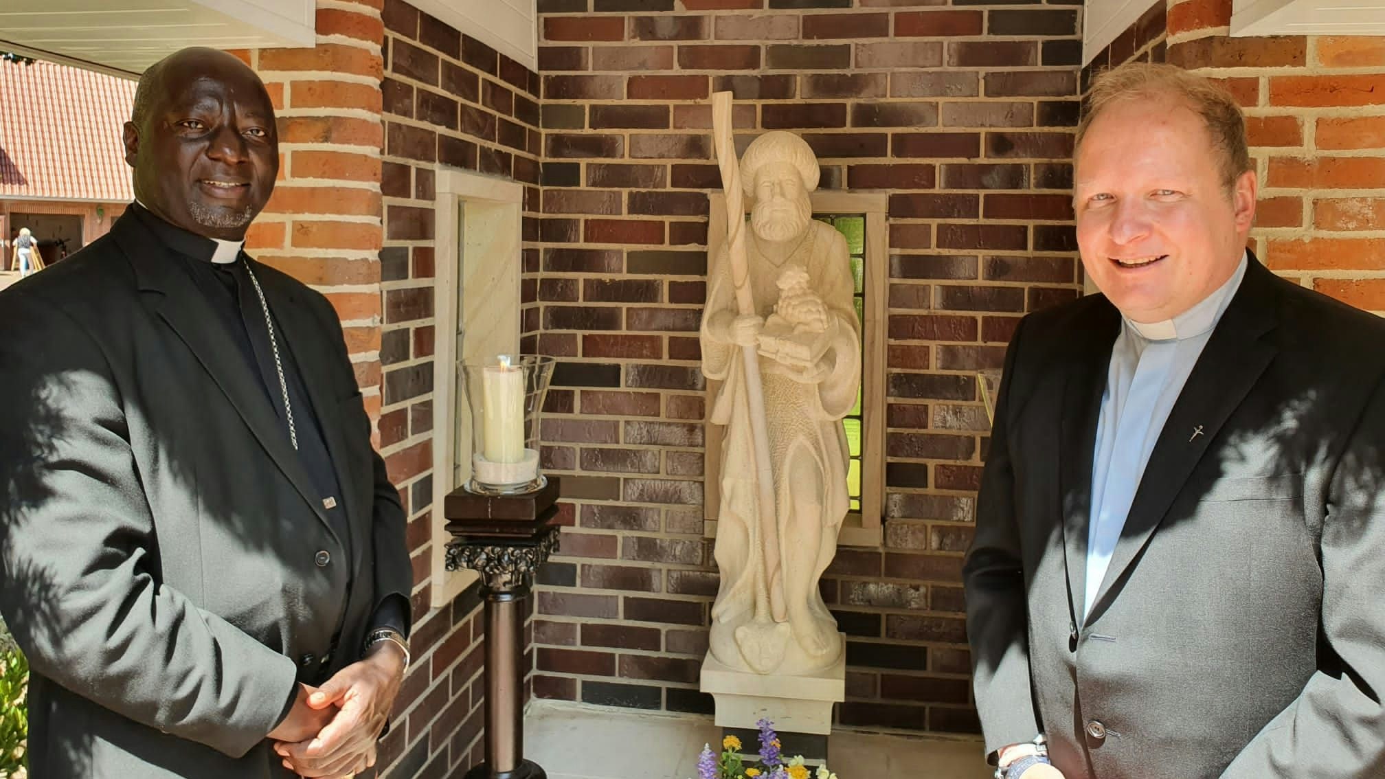 Experten unter sich: Pfarrer Uwe Börner (rechts) erläutert dem Bischof Joseph Kizito die Geschichte der Statue. Foto: Landwehr