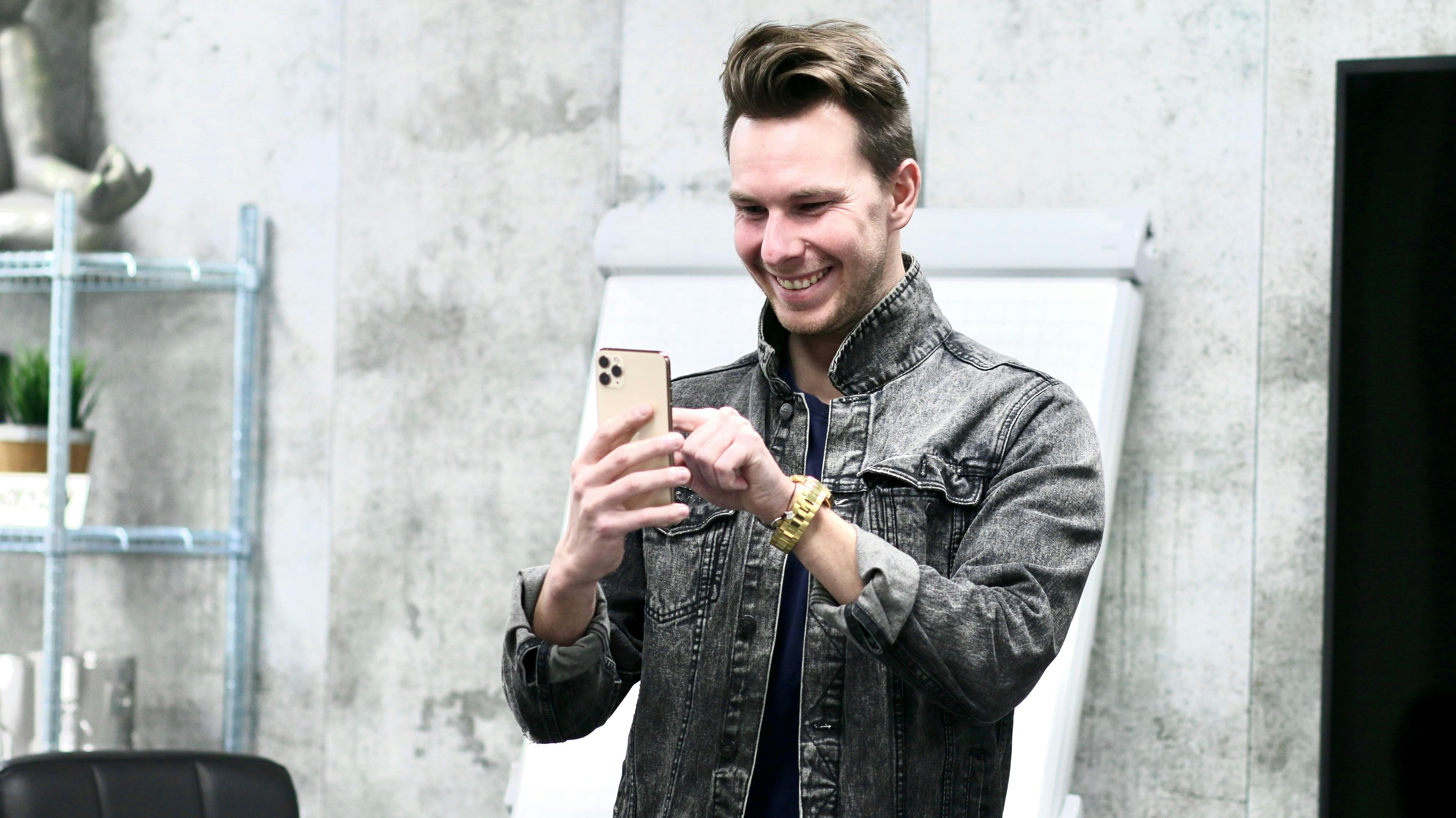 Weiß, was mit dem Smartphone alles möglich ist: Sebastian Heun ist Social-Media-Experte und berät mehr als 100 Unternehmen. Foto: Heun