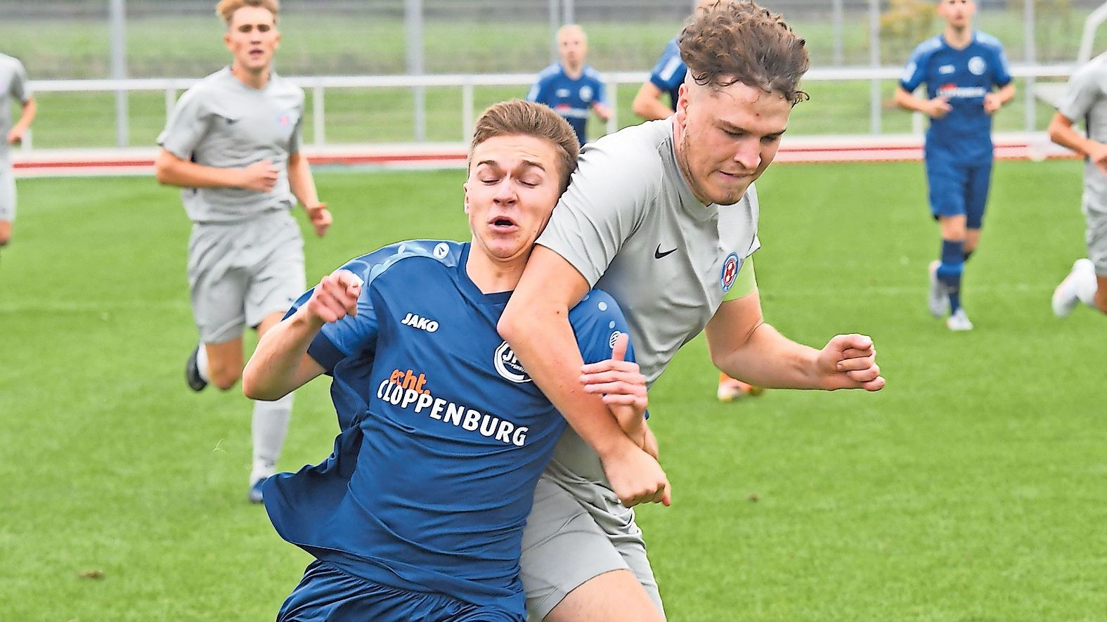 Fest im Griff: Cloppenburgs in der Niedersachsenliga spielenden U19-Fußballer (blaue Trikots) kamen zur Saisonpremiere gegen JFV Verden zu einem 6:3-Erfolg.&nbsp; Foto: Wulfers