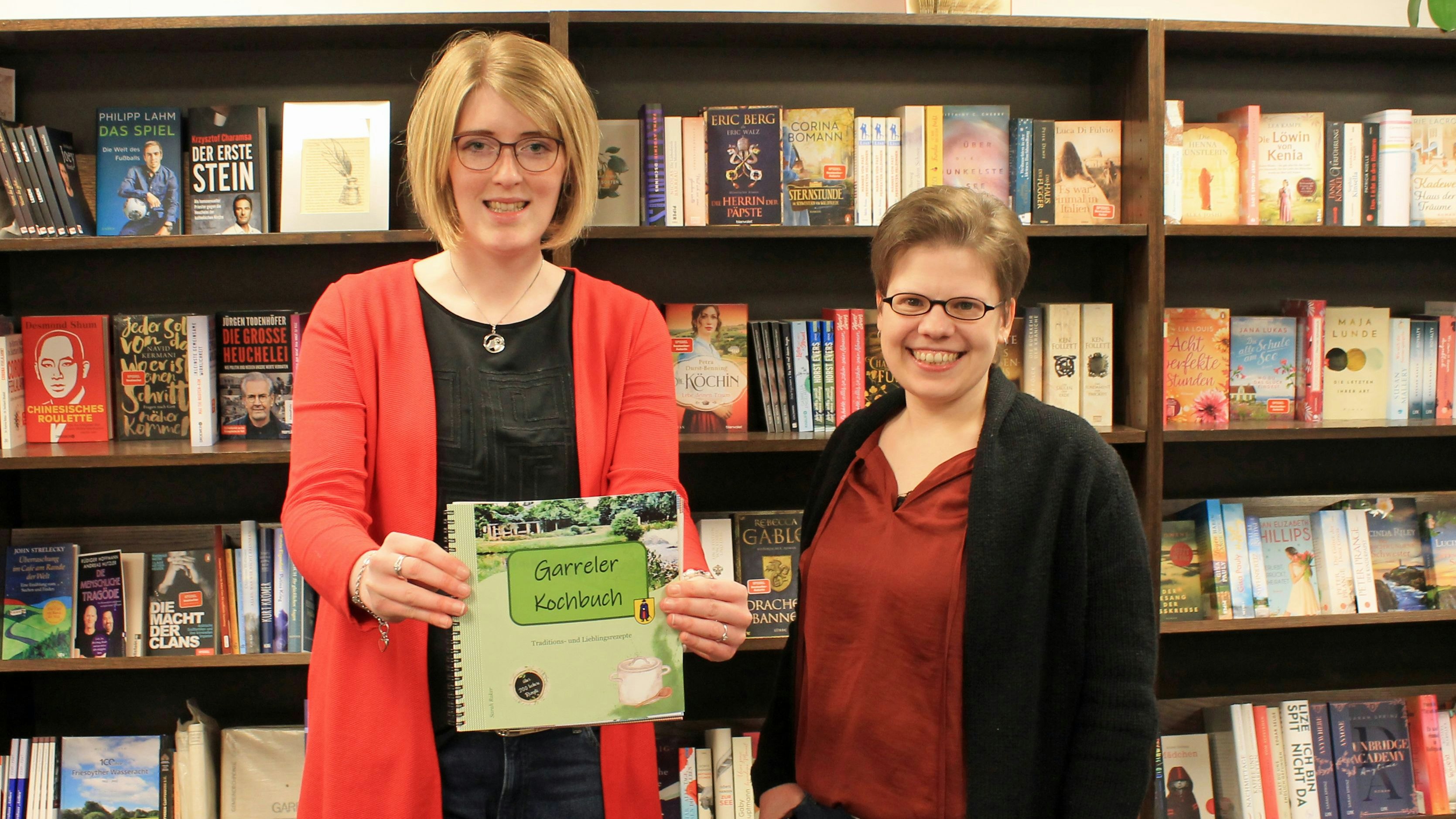 Das Kochbuch erscheint am 15. November: Vorbestellungen nehmen Sarah Raker (links) und Christine Rosenthal in der Buchhandlung Oltmann entgegen. Foto: Behrens