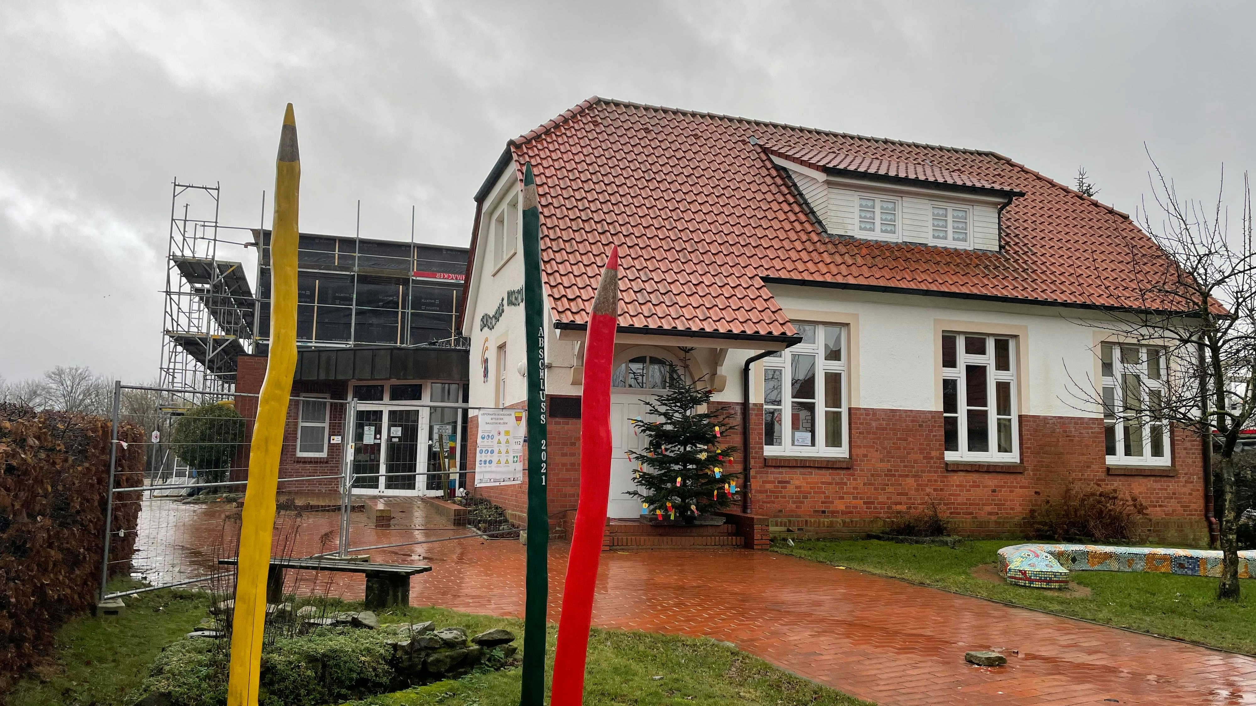 Die Grundschule Wachtum wird zurzeit renoviert. Foto: Meyer
