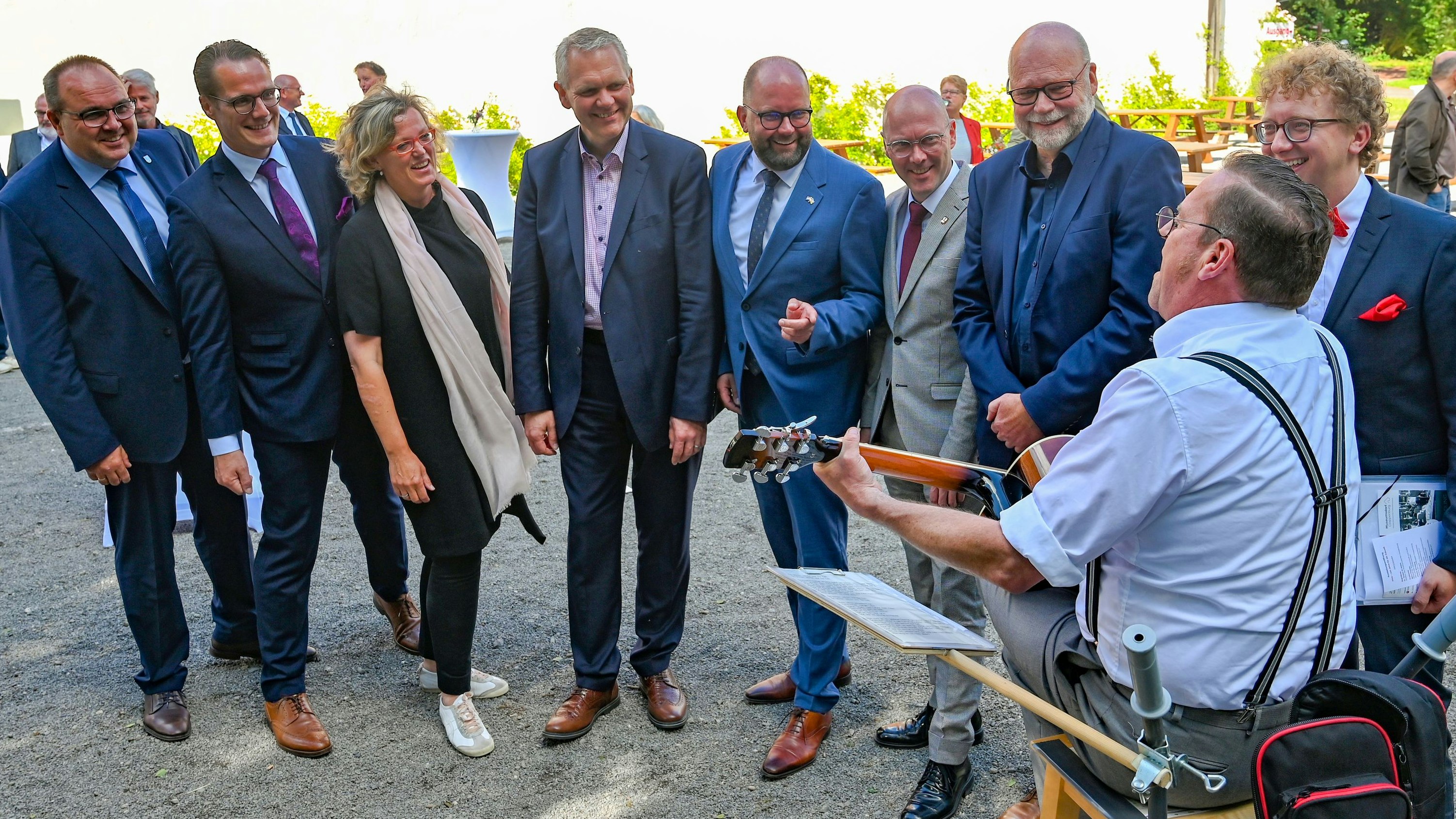 Jubiläumsfeier: Zahlreiche Ehrengäste wie Kultur- und Wissenschaftsminister Björn Thümler (4. von links) waren ins Museumsdorf gekommen. Foto: Hermes