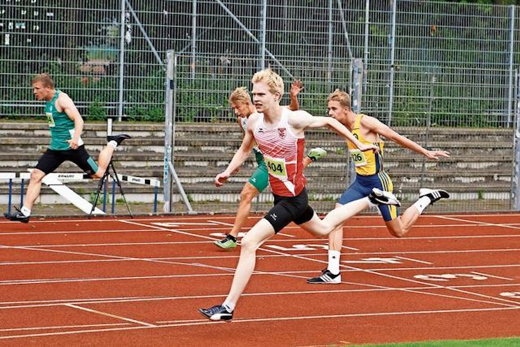 Sieg im B-Finale: Torben Prepens (vorne) beim Zieleinlauf im Rennen über 100 Meter. Foto: Harald Prepens