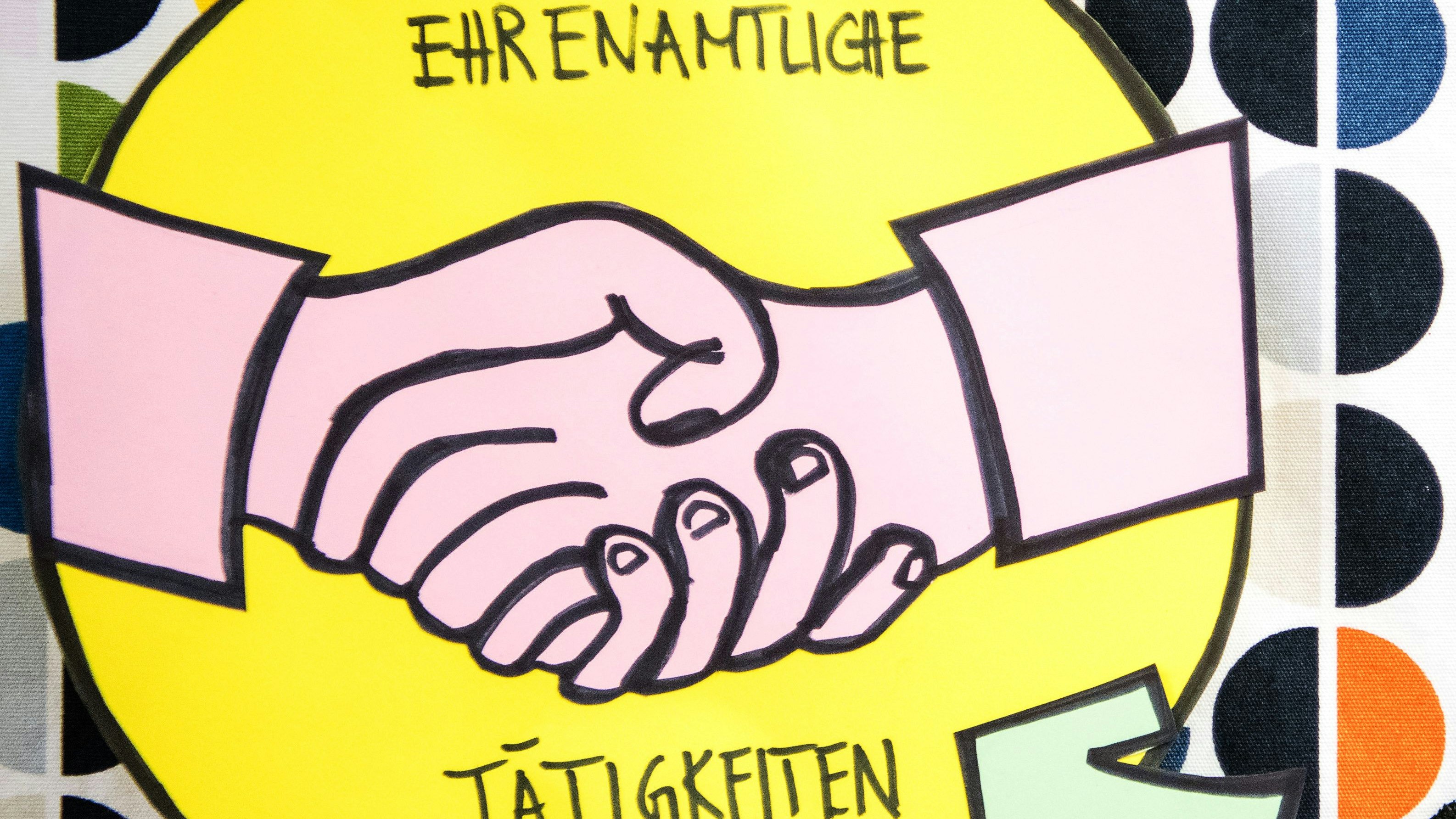 Hand in Hand: Das Ehrenamt muss gefördert werden, findet Essens CDU. Symbolfoto: dpa