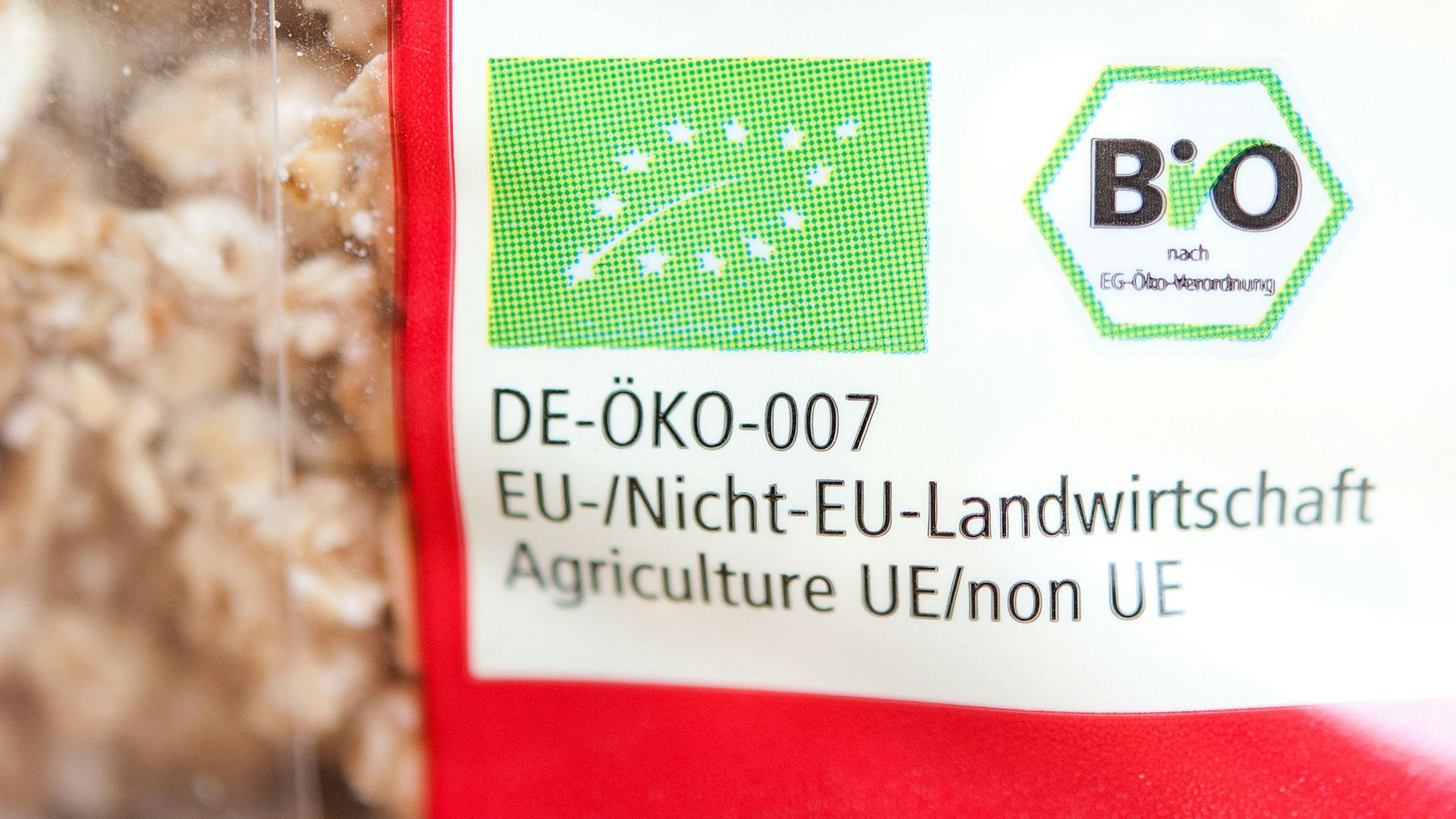 Grünes Siegel: Nur wenige Betriebe im Oldenburger Münsterland betreiben ökologischen Landbau. Einzelne Methoden finden bei ihnen trotzdem Verwendung. Foto: dpa/Weißbrod