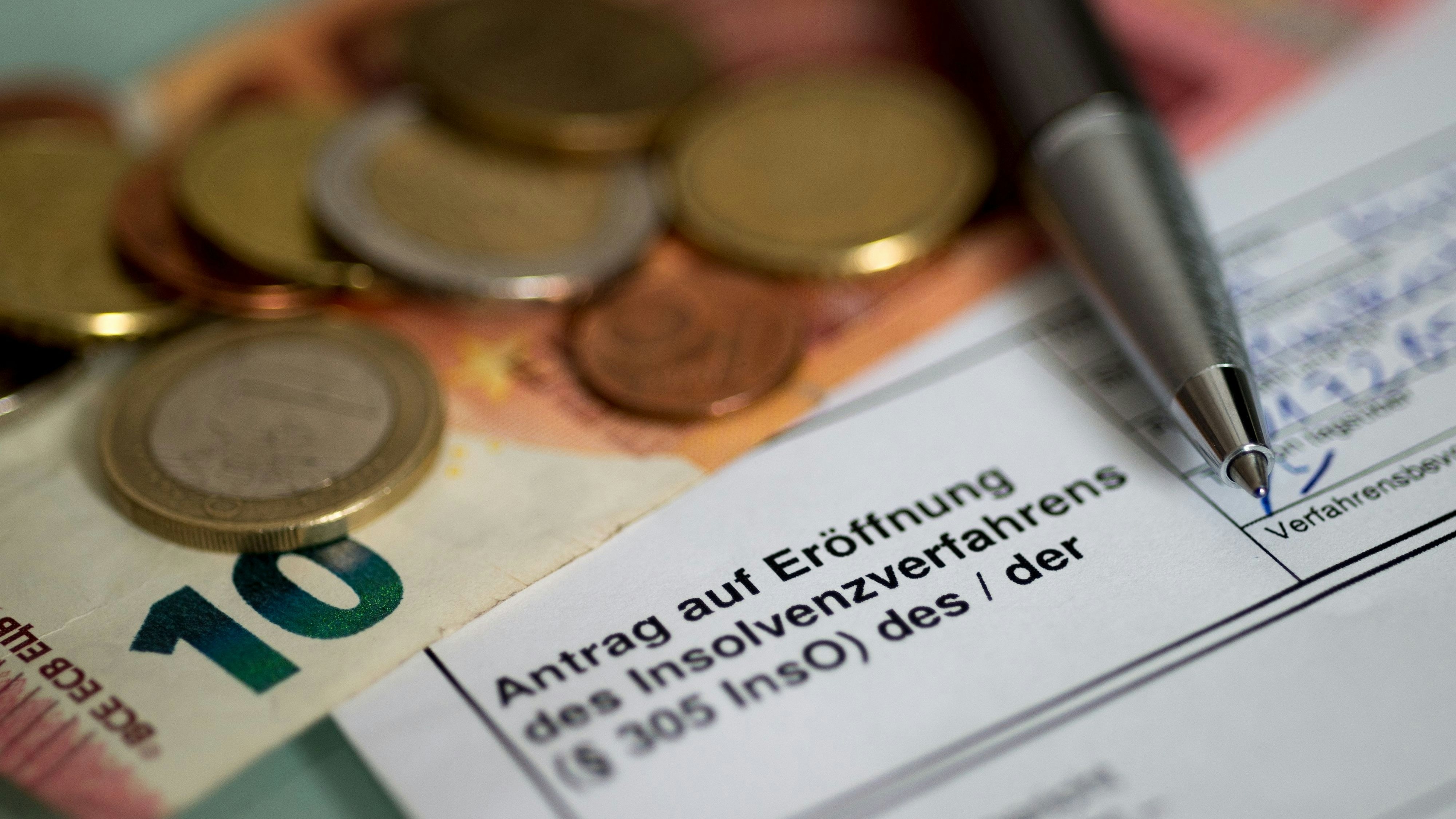 Wenn die Schulden drücken: Unternehmen und Private können bei Zahlungsunfähigkeit in die Insolvenz gehen. Foto: dpa / Skolimowska