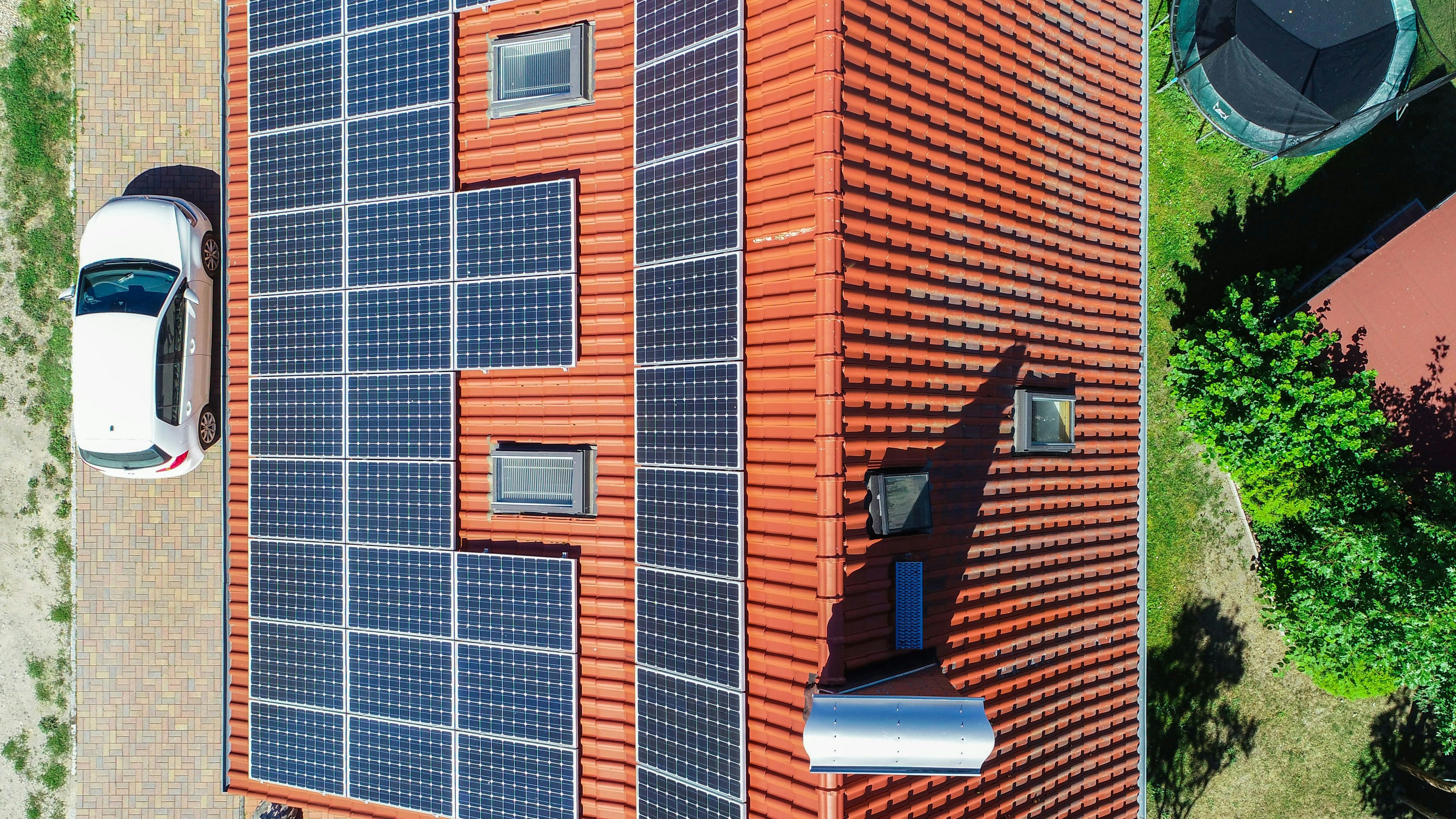 Eine Photovoltaikanlage auf einem Eigenheim: Ob sich das lohnt, zeigt das neue Solardachkataster des Landkreises Vechta. Foto: dpa/Pleul