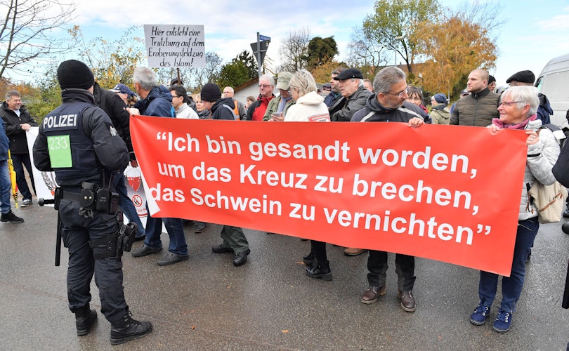 Erfurter demonstrieren während der Grundsteinlegung für eine neue Moschee mit einem Plakat mit der Aufschrift Ich bin gesandt worden, um das Kreuz zu brechen, das Schwein zu vernichten. Foto: dpaSchutt