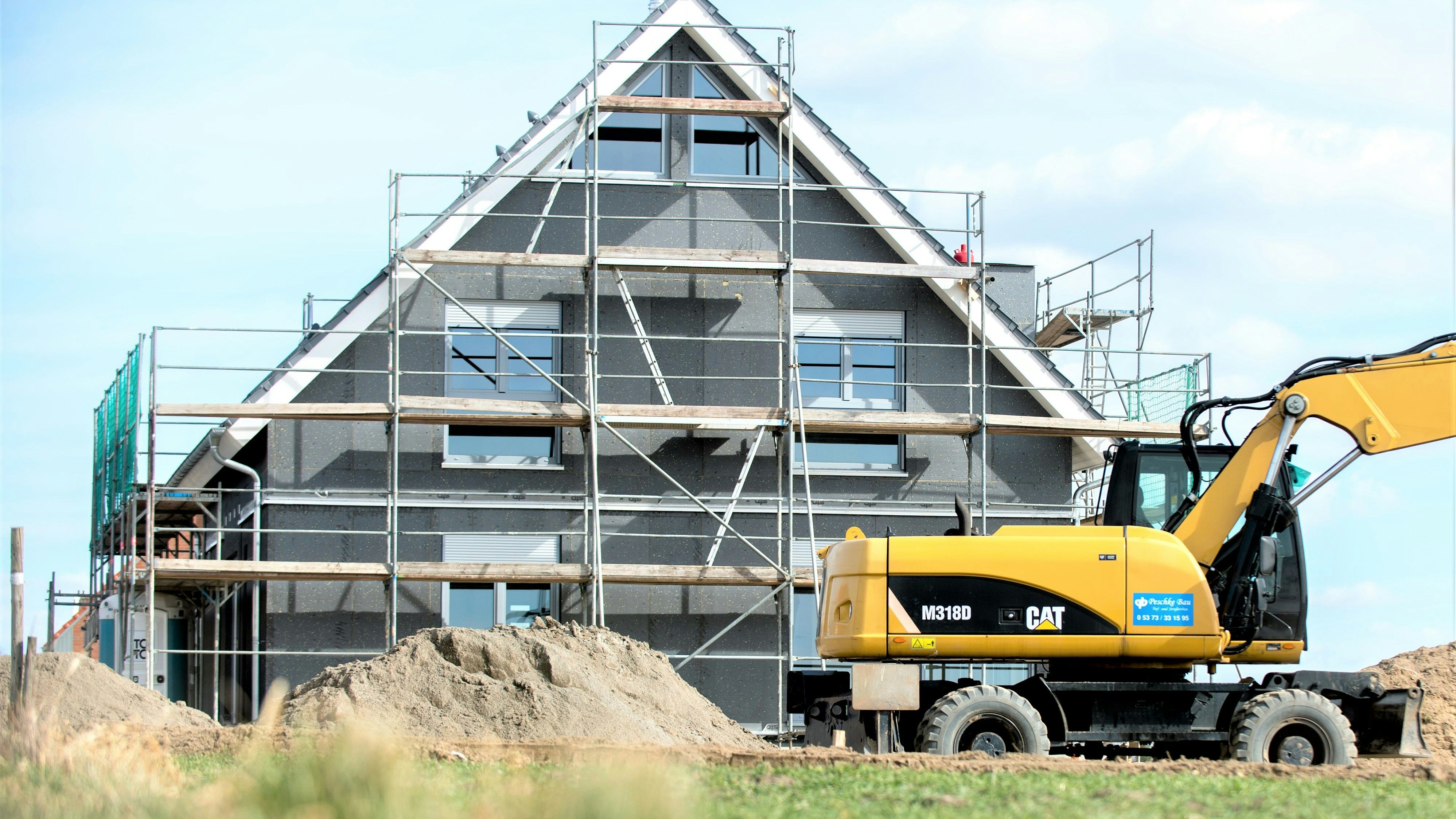 Die Baupreise werden nicht mehr sinken: Das sagen jedenfalls Bauunternehmer und Handwerker aus dem Oldenburger Münsterland. Symbolfoto: dpa/Dittrich