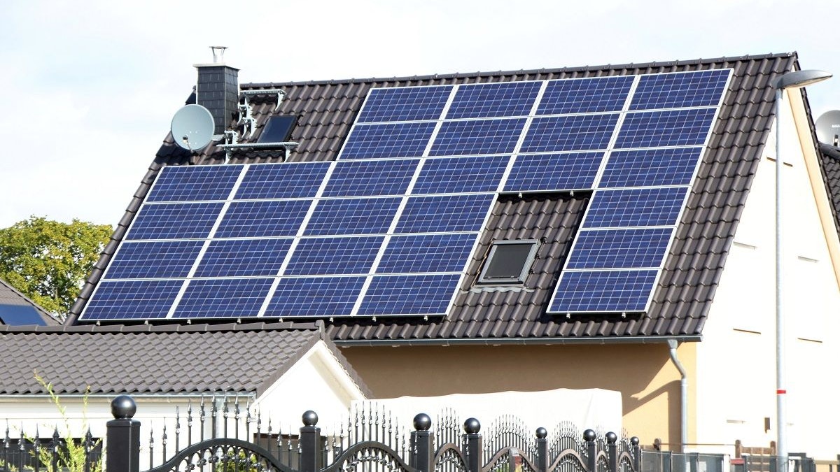 Photovoltaik auf einem Privathaus: Die Stromerzeugung auf diese Art soll 2023 gefördert werden Foto: dpa/Bachmann