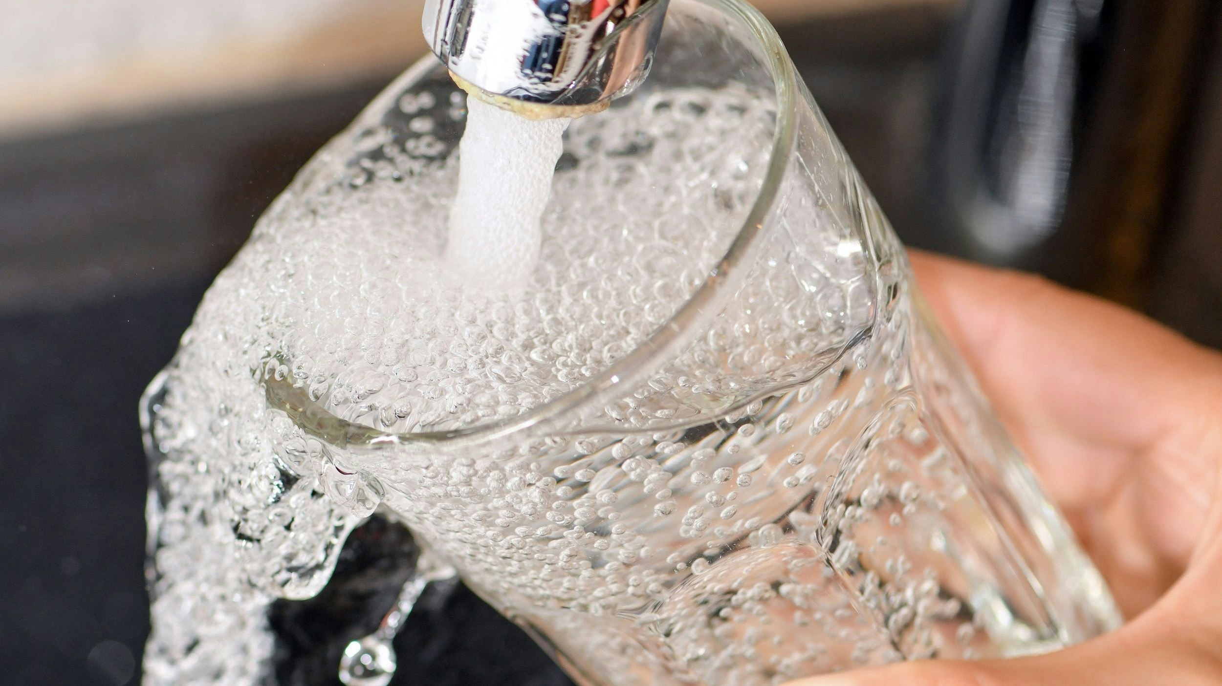 Kostbares Gut: Trinkwasser. Die Ressource dürfte sich für Verbraucher im Zuge der Vereinbarung zum Niedersächsischen Weg verteuern, um mehr Umweltschutz zu ermöglichen. Foto: dpa/Pleul<br>