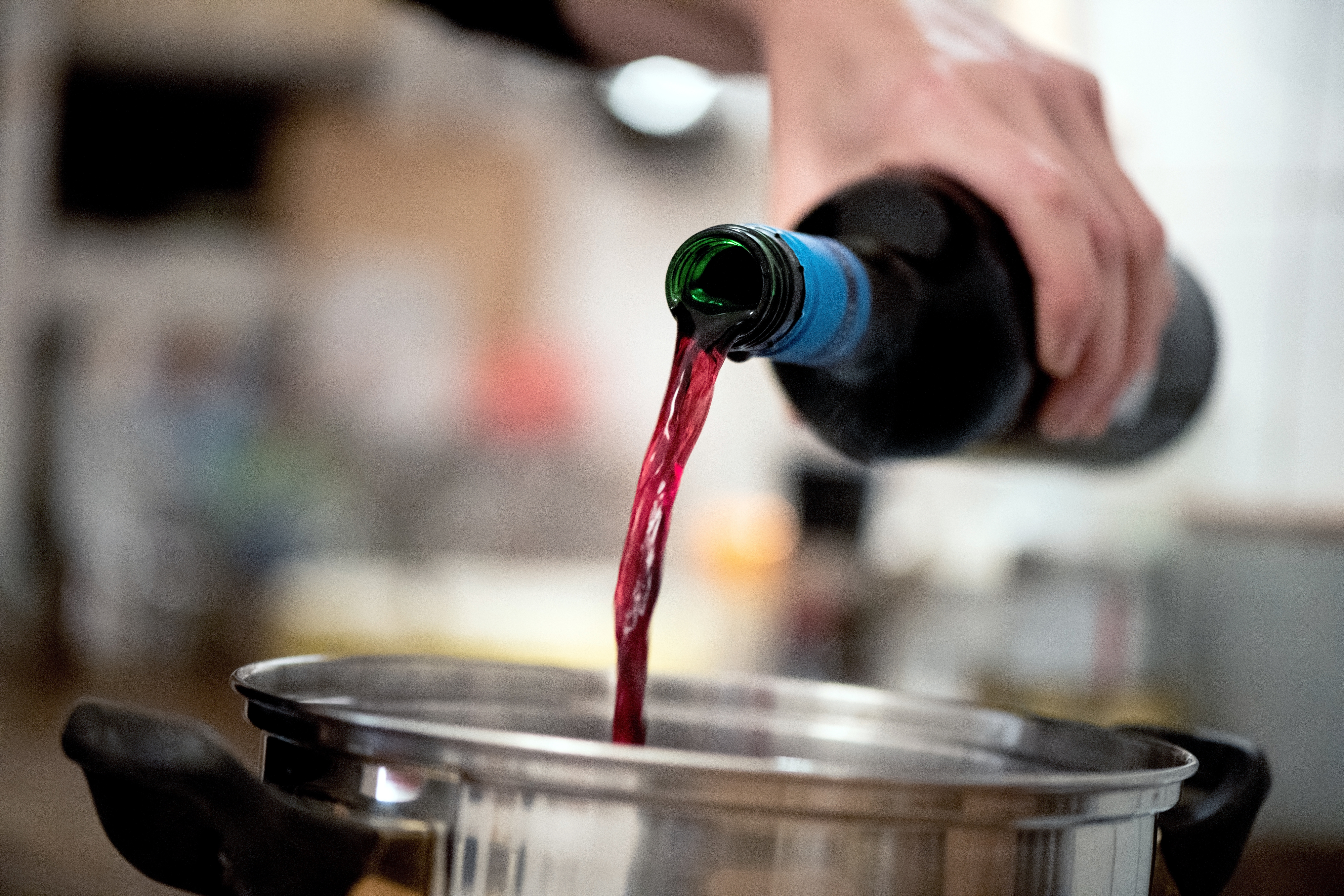 Mit Rotwein wird beispielsweise Gulasch verfeinert. Foto: dpa/Scheurer