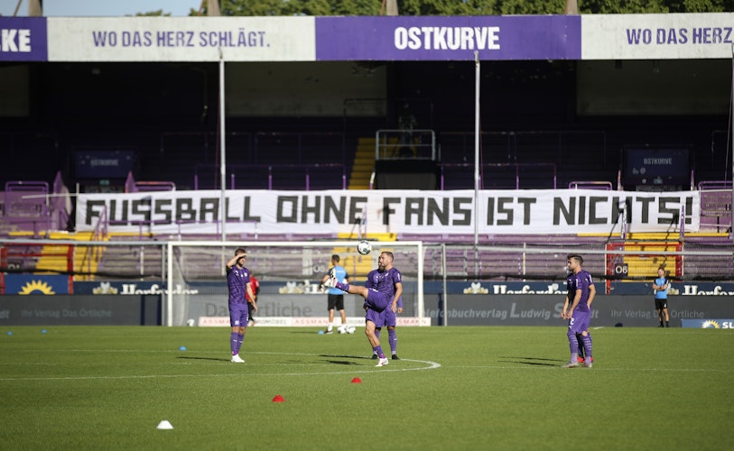 Fußball ohne Fans ist nichts!: Fans das VfL Osnabrück machten in der abgelaufenen Saison mit einem Spruchband auf ihre Meinung zu Geisterspielen aufmerksam. Foto: dpa