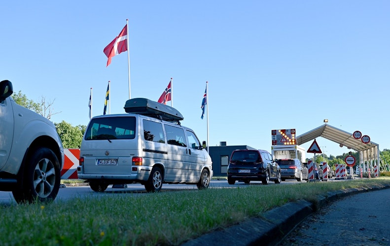 Autos stehen vor dem Grenzübergang Krusau in Richtung Dänemark. Foto: Rehder  dpa