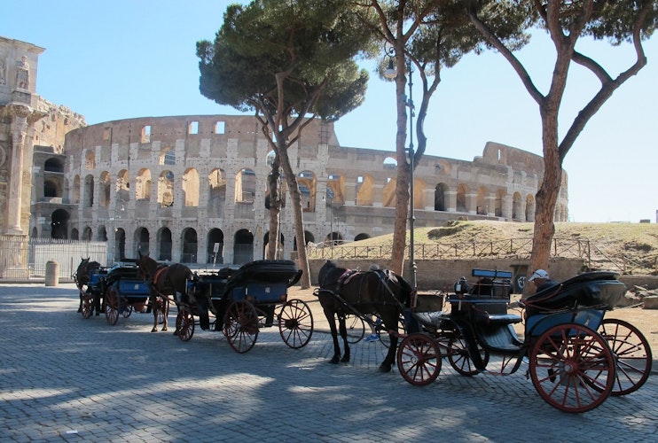 Kutschen warten vor dem Kolosseum auf Kunden. Die Zahl der ausländischen Touristen in Italiens Hauptstadt ist wegen der Corona-Pandemie extrem niedrig. Foto: Petra Kaminsky  dpa