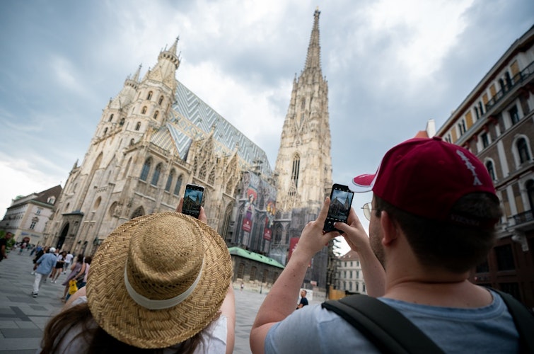 Touristen aus Deutschland fotografieren den Stephansdom mit Smartphones. Foto: Georg Hochmuth  APA  dpa