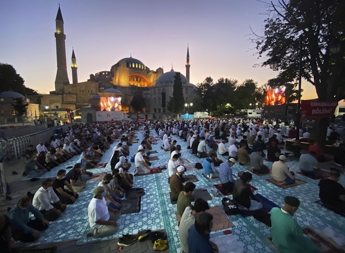 Muslime, die als Vorsichtsmaßnahme gegen das Coronavirus Schutzmasken tragen, beten während des Eid al-Adha-Gebetes im historischen Sultanahmet-Viertel von Istanbul vor der Kulisse der Hagia Sophia. Foto: Mehmet Guzel  AP  dpa