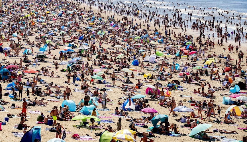 Zahlreiche Menschen genießen das heiße Wetter am Strand von Scheveningen. Der Ansturm war Ende Juli so enorm, dass sogar davor gewarnt wurde, einige Badeorte aufzusuchen. Foto: Niels Wenstedt  ANP  dpa
