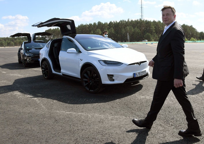 Tesla-Chef Elon Musk besucht die Baustelle der Gigafactory: In Grünheide bei Berlin sollen ab Juli 2021 maximal 500.000 Fahrzeuge pro Jahr vom Band rollen - dabei soll nach den Plänen des Autobauers so schnell wie möglich das Maximum erreicht werden. Foto: dpaStähle