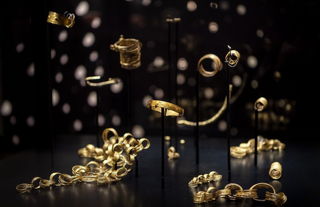 Der Goldhort von Gessel wird im Kreismuseum Syke ausgestellt. Foto: Schuldt / dpa