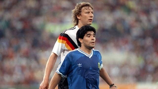 Finalniederlage: Im WM-Endspiel 1990 mussten sich Diego Armando Maradona (vorne) und Argentinien der deutschen Nationalmannschaft (dahinter Guido Buchwald) geschlagen geben. Foto: DPA