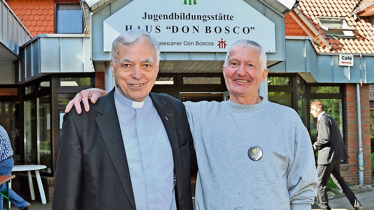 Mit ganzem Herzen in Calhorn: Pater Paul Thörner (links) baute die Jugendbildungsstätte auf und blieb 34 Jahre lang. Dabei konnte er sich auch auf treue Helfer wie Willi Schnötke verlassen. Foto: Archiv/Sperveslage