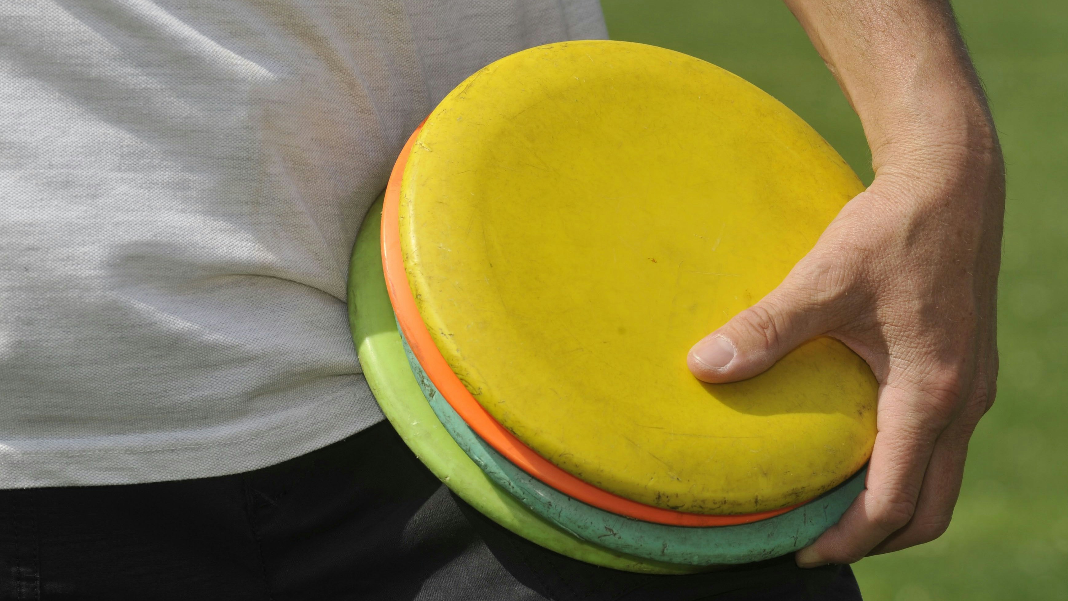 Bereit zum Wurf: Die Discgolf-Scheiben sind herkömmlichen Frisbees nicht unähnlich. Foto: dpa