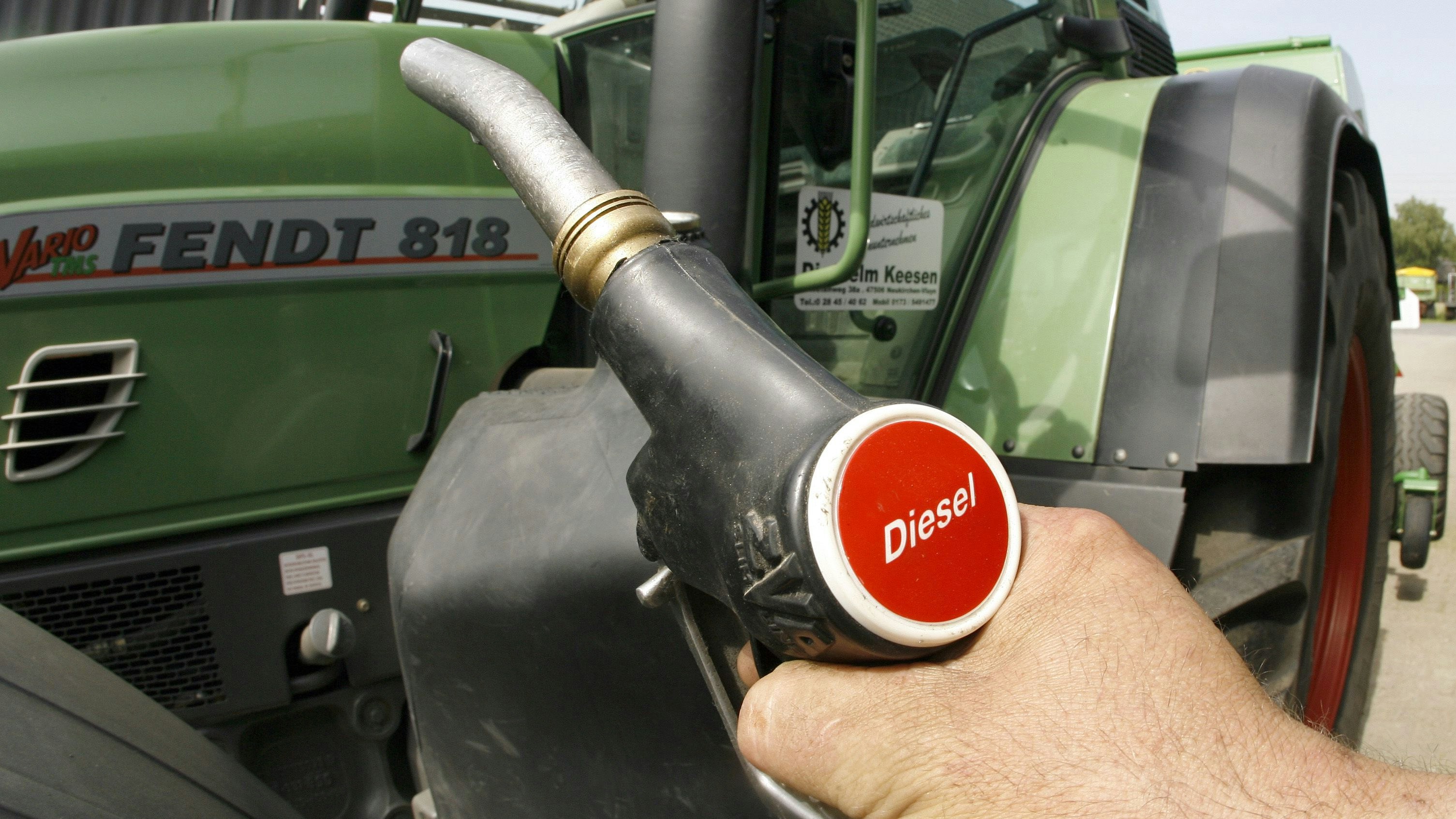 Diesel im Tank: Noch sind Landwirte auf den Kraftstoff angewiesen. Foto:&nbsp;dpa/Weihrauch