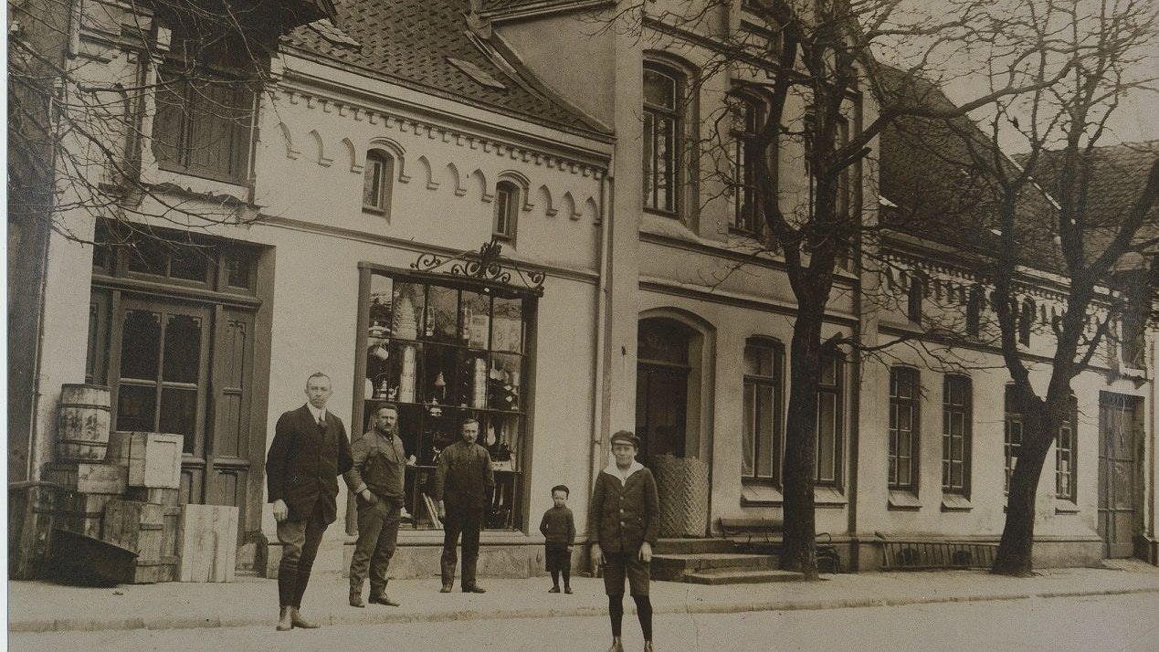 1920 in Lohne: Das Haus Willenbrink an der Brinkstraße hatte viel zu bieten. Foto: Stadtmedienarchiv im Heimatverein Lohne