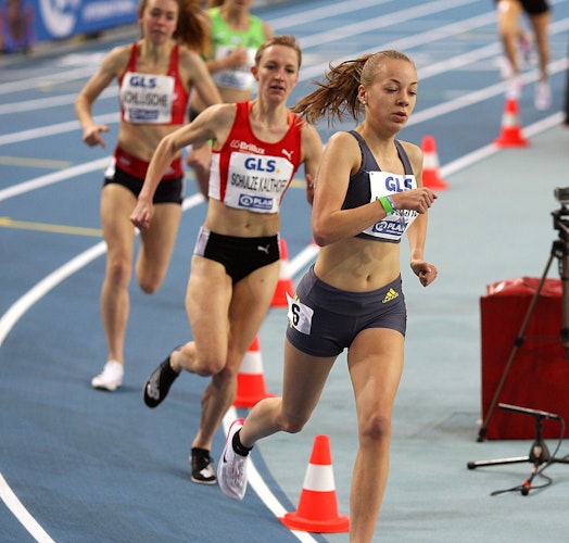 Mutiger Auftritt: Carolin Hinrichs (rechts) vom VfL Löningen erreichte über 1500 Meter den sechsten Rang. Foto: rgsportbilder