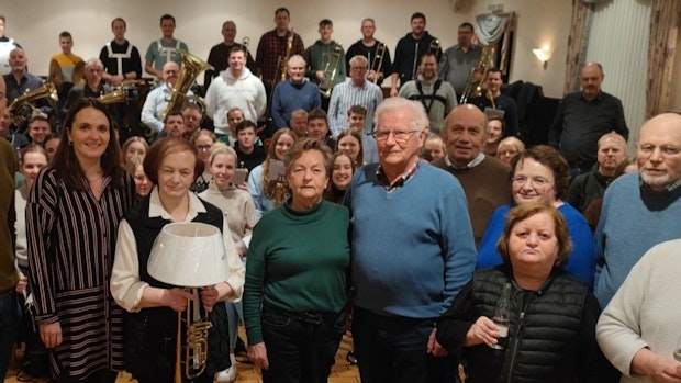 Musikverein ehrt Wirtin mit großem Zapfenstreich
