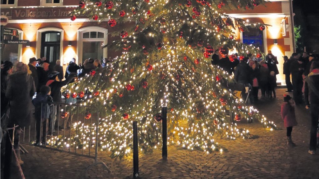 Die Vorfreude ist groß: Am 25. November erstrahlt der Weihnachtsbaum im Lichterglanz. Archivfoto: H. Niehues