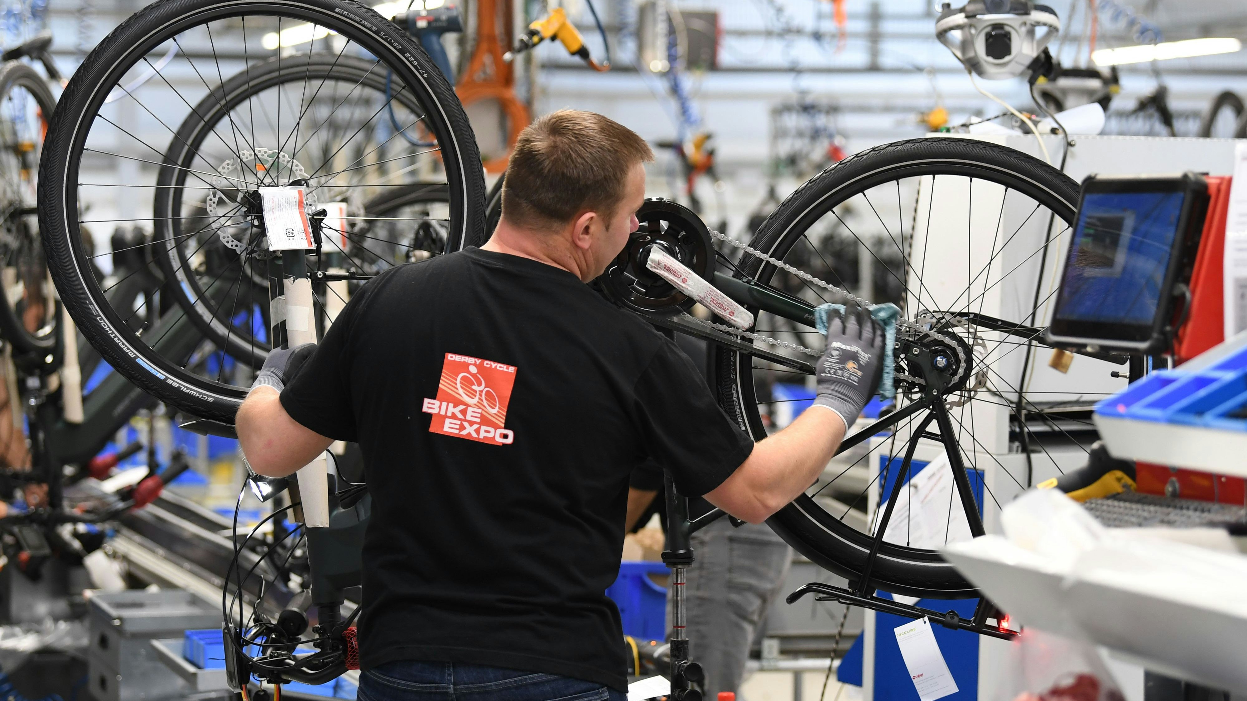 Ein Mitarbeiter von Derby Cycle arbeitet in der Fahrrad Manufaktur an der Fertigstellung von Rädern für den Verkauf. Foto: dpa/Jaspersen