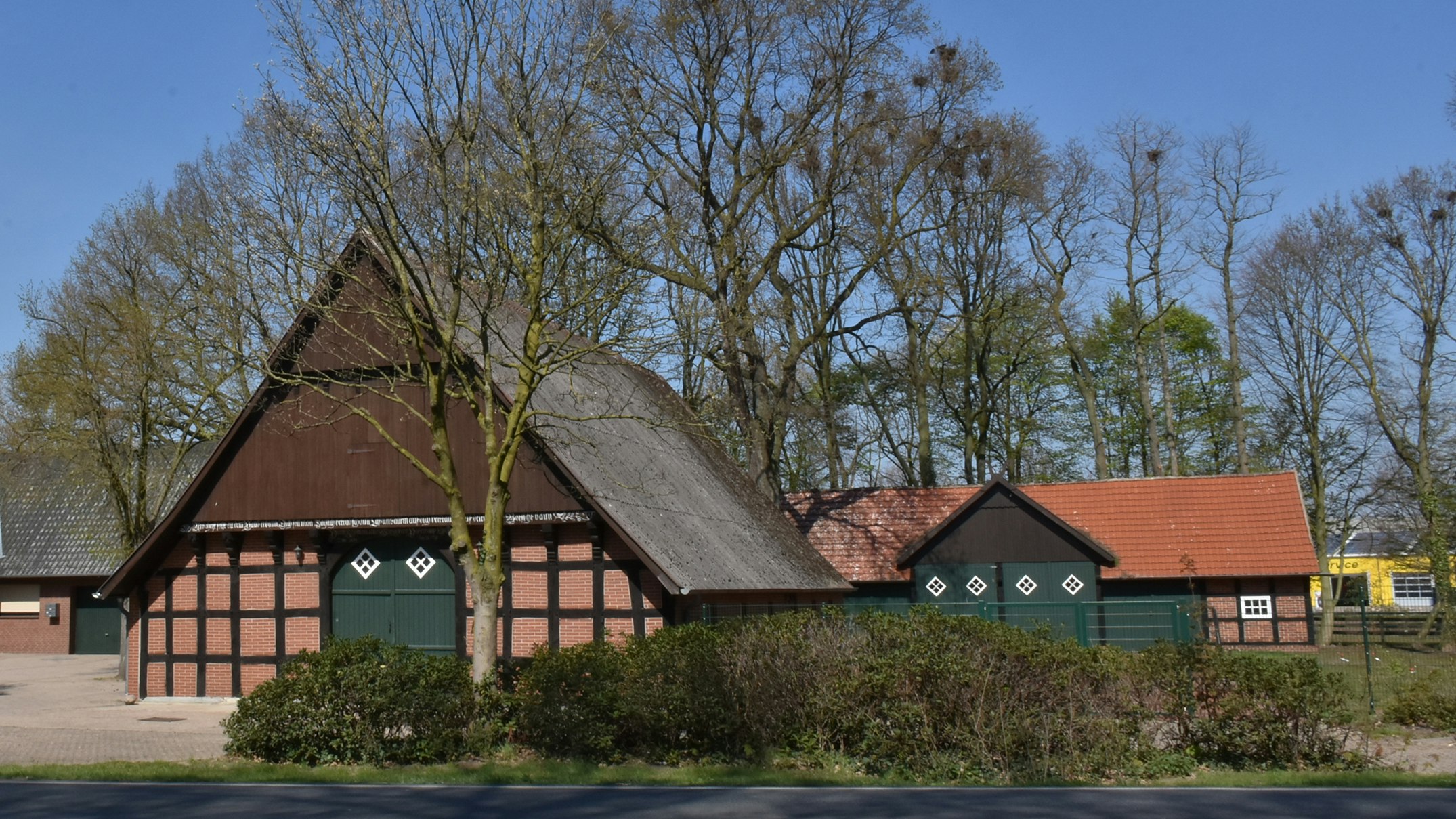Historische Hofstelle: Das Hauptgebäude und die Remise (dahinter) sollen in den neuen Bürgerpark in Holdorf transloziert werden. Foto: Vollmer