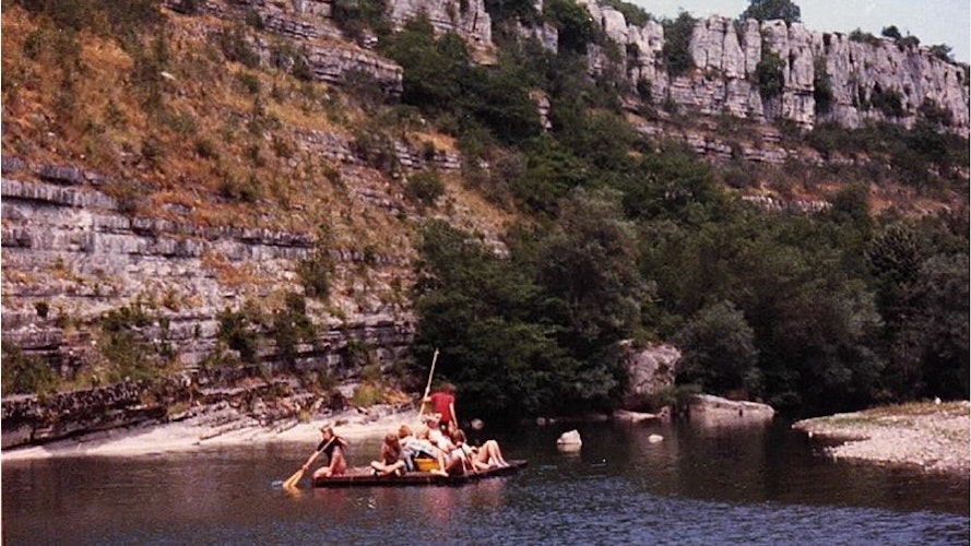 Ausflüge und Naturerlebnisse: In den letzten 60 Jahren haben die Steinfelder Pfadfinder viele Ausflüge gemacht – zum Beispiel die Rover Floßfahrt auf der Ardèche im Jahr 1980. Foto: Archiv Pfadfinder