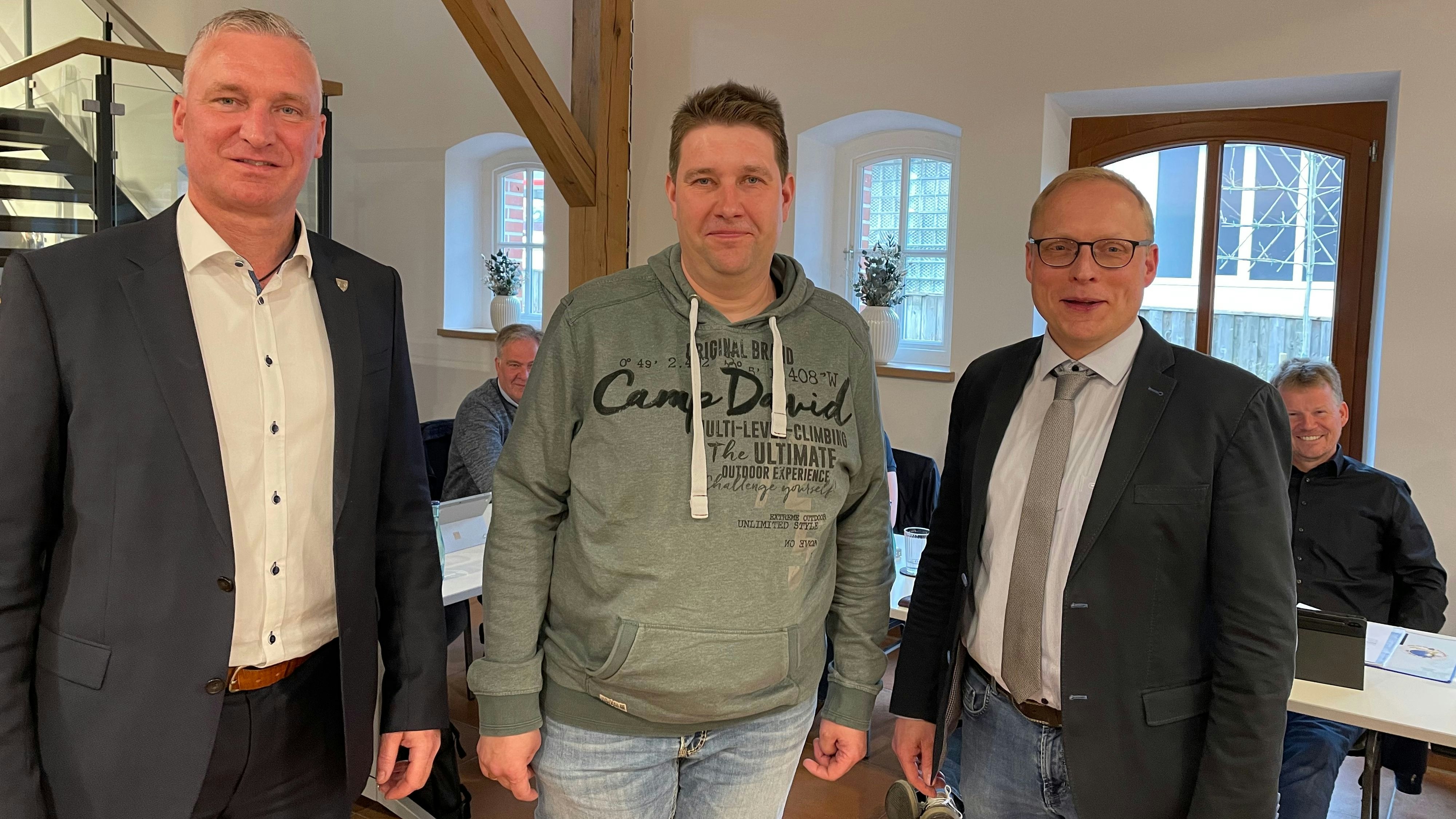 Neuer Bezirksvorsteher: Bürgermeister Michael Kramer (links) und Ratsvorsitzender Dirk Rode-Böckmann (rechts) nehmen Dirk Böhmann aus Hammesdamm in ihre Mitte. Foto: Meyer&nbsp;