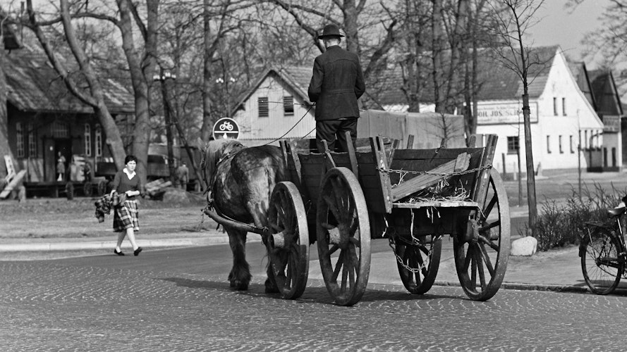 Lindenallee 1959: Die Aufnahme stammt vom langjährigen Fotografen der OV, Heinz Zurborg. Links die Rampe des Bahnhofs, rechts die Viehgroßhandlung Schmitz (heute Feuerwehr). Foto: Archiv Zurborg