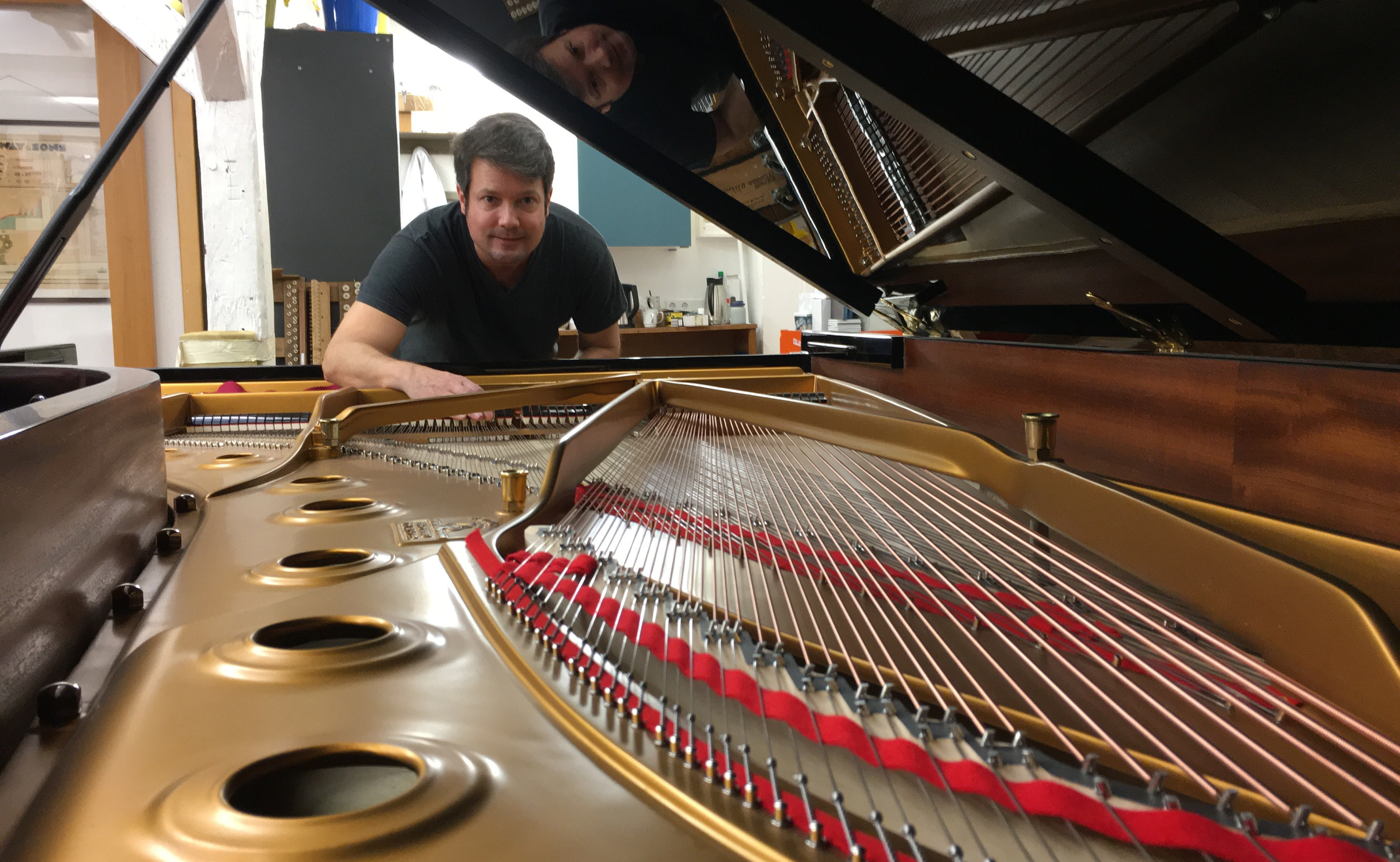 Jede Menge Arbeit: Klavierbaumeister René Spree hat sich in den vergangenen Wochen intensiv mit dem Steinway-Flügel des Dammer&nbsp;Gymnasiums befasst. Viele Teile des Instruments hat er ausgetauscht.&nbsp;Foto: Punke